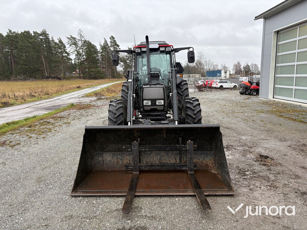 Traktor - Valtra A85-4 med frontlastare, 110 timmar - Traktor: foto 2 Traktor - Valtra A85-4 med frontlastare, 110 timmar - Traktor: foto 2
