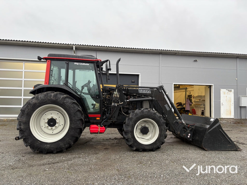 Traktor - Valtra A85-4 med frontlastare, 110 timmar - Traktor: foto 4 Traktor - Valtra A85-4 med frontlastare, 110 timmar - Traktor: foto 4