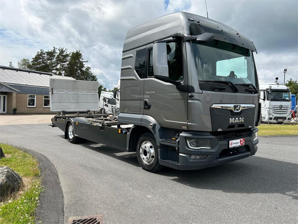 MAN TGL 8-220 4x2 BL incl. 2 stk veksellad - Transportjer kontejnerësh/ Kamion me karroceri të çmontueshme: foto 2 MAN TGL 8-220 4x2 BL incl. 2 stk veksellad - Transportjer kontejnerësh/ Kamion me karroceri të çmontueshme: foto 2