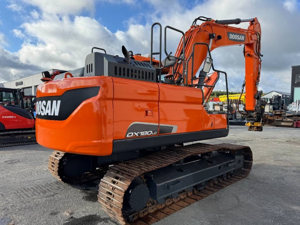 Doosan DX180LC-5 PYÖRITTÄJÄLLÄ - Ekskavator me zinxhirë: foto 5 Doosan DX180LC-5 PYÖRITTÄJÄLLÄ - Ekskavator me zinxhirë: foto 5