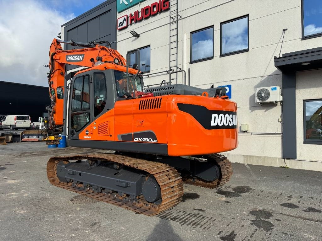 Doosan DX180LC-5 PYÖRITTÄJÄLLÄ - Ekskavator me zinxhirë: foto 3 Doosan DX180LC-5 PYÖRITTÄJÄLLÄ - Ekskavator me zinxhirë: foto 3
