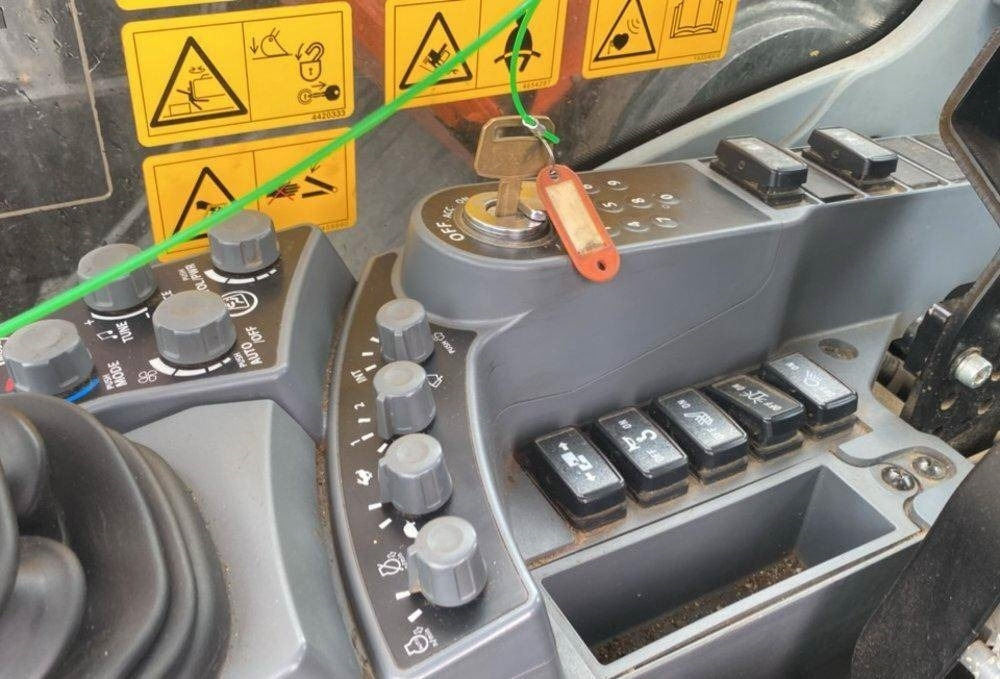 Ekskavator me zinxhirë Hitachi ZX 300 LC-7: foto 11