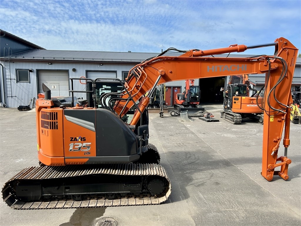 Hitachi ZX135US-7 - Ekskavator me zinxhirë: foto 5 Hitachi ZX135US-7 - Ekskavator me zinxhirë: foto 5