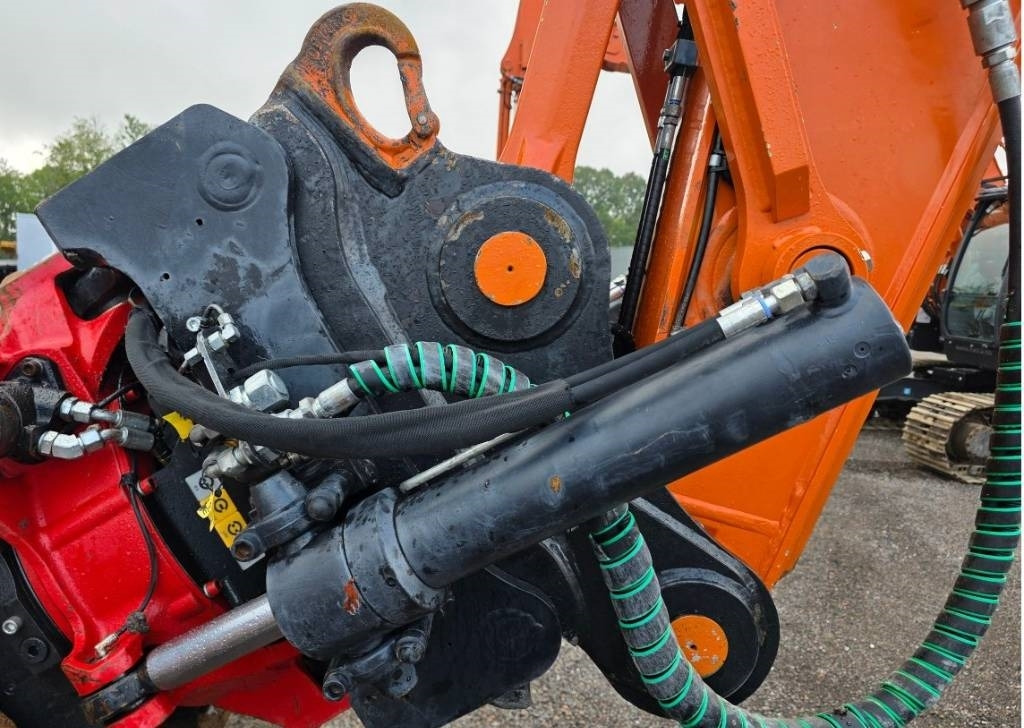 Hitachi ZX225USRLC-6 - Ekskavator me zinxhirë: foto 5 Hitachi ZX225USRLC-6 - Ekskavator me zinxhirë: foto 5