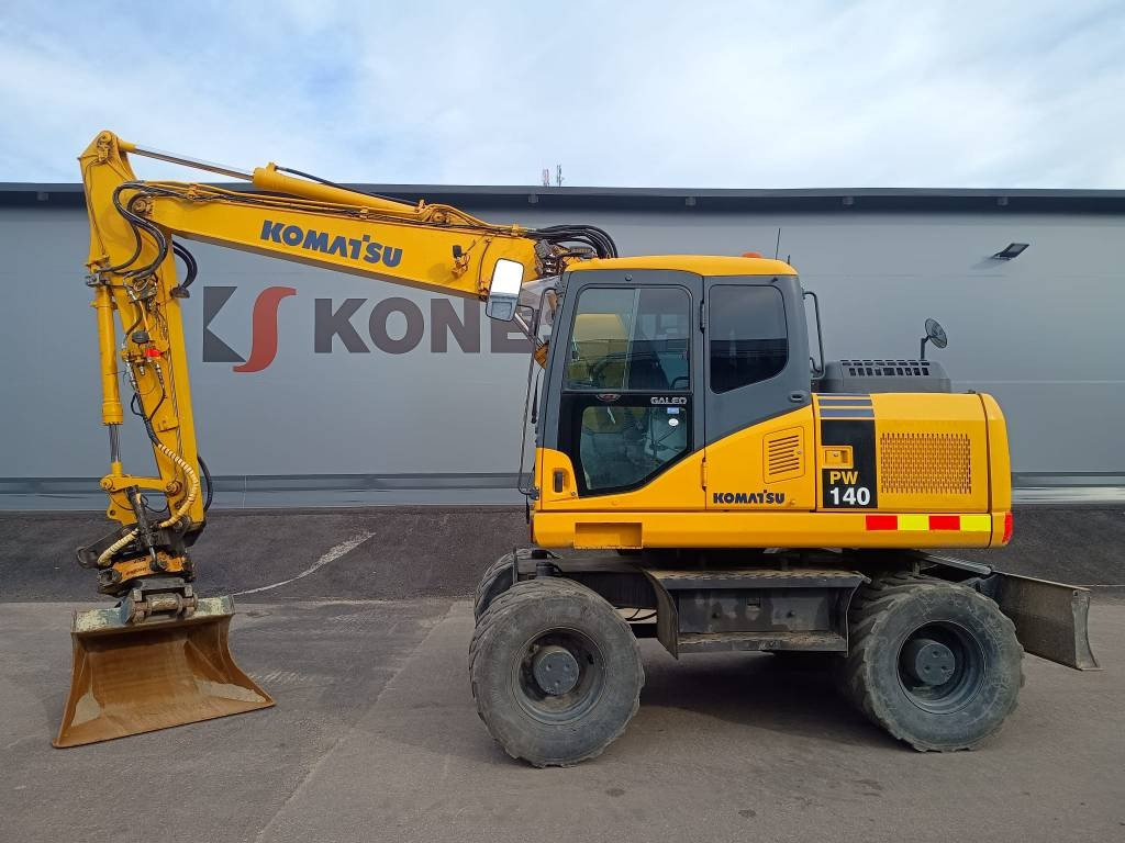 Komatsu PW140-7 PYÖRITTÄJÄLLÄ - Ekskavator me goma: foto 1 Komatsu PW140-7 PYÖRITTÄJÄLLÄ - Ekskavator me goma: foto 1