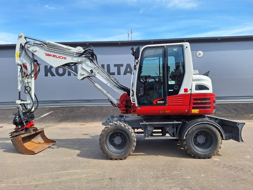 Takeuchi TB295W KÄRRY, PYÖRITTÄJÄ, 5-KAUHAA - Ekskavator me goma: foto 1 Takeuchi TB295W KÄRRY, PYÖRITTÄJÄ, 5-KAUHAA - Ekskavator me goma: foto 1