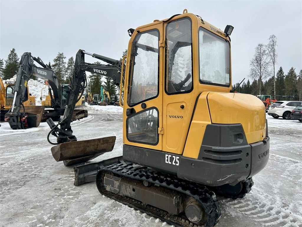 Volvo MYYTY! SOLD! EC25 KALLISTAJA, 2-KAUHAA - Miniekskavator: foto 2 Volvo MYYTY! SOLD! EC25 KALLISTAJA, 2-KAUHAA - Miniekskavator: foto 2