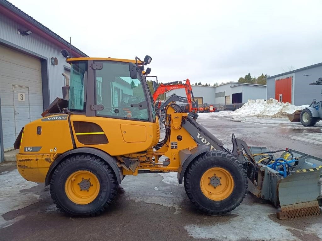 Volvo MYYTY! SOLD! L25F RASVARI, AURA - Fadrom me goma: foto 4 Volvo MYYTY! SOLD! L25F RASVARI, AURA - Fadrom me goma: foto 4