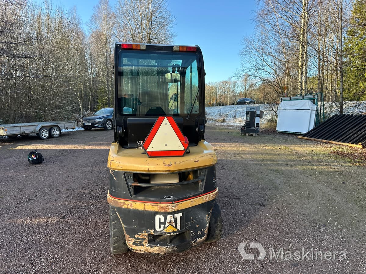 Gaffeltruck Caterpillar DP30N - Pirun më naftë: foto 4 Gaffeltruck Caterpillar DP30N - Pirun më naftë: foto 4