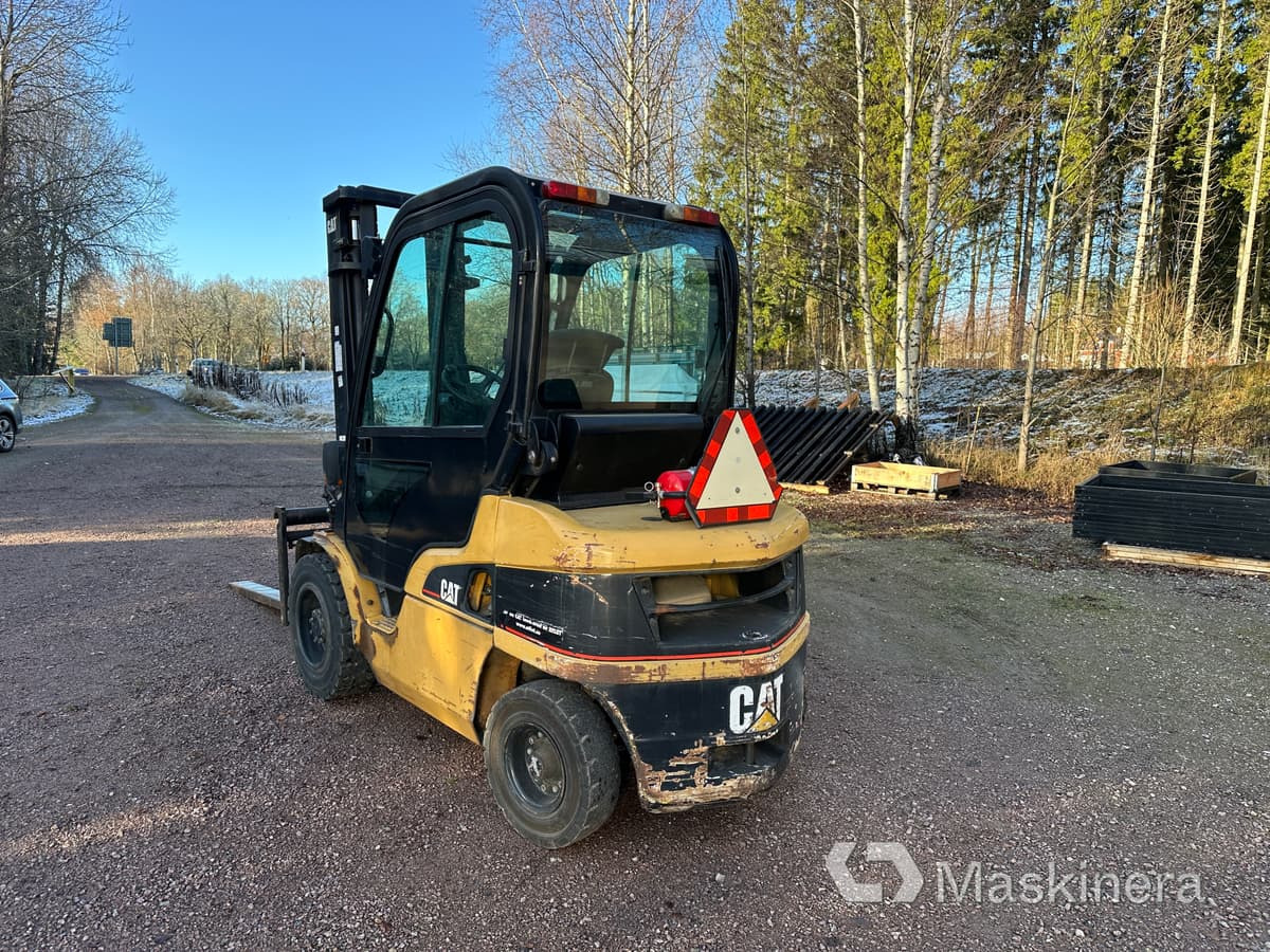 Gaffeltruck Caterpillar DP30N - Pirun më naftë: foto 3 Gaffeltruck Caterpillar DP30N - Pirun më naftë: foto 3