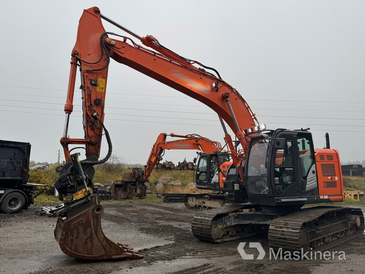 Grävmaskin Hitachi ZX225USLC-6 - Ekskavator me zinxhirë: foto 1 Grävmaskin Hitachi ZX225USLC-6 - Ekskavator me zinxhirë: foto 1