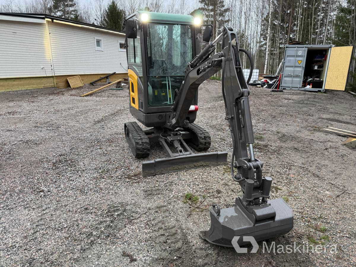 Grävmaskin Volvo EC18C med redskap - Ekskavator me zinxhirë: foto 2 Grävmaskin Volvo EC18C med redskap - Ekskavator me zinxhirë: foto 2