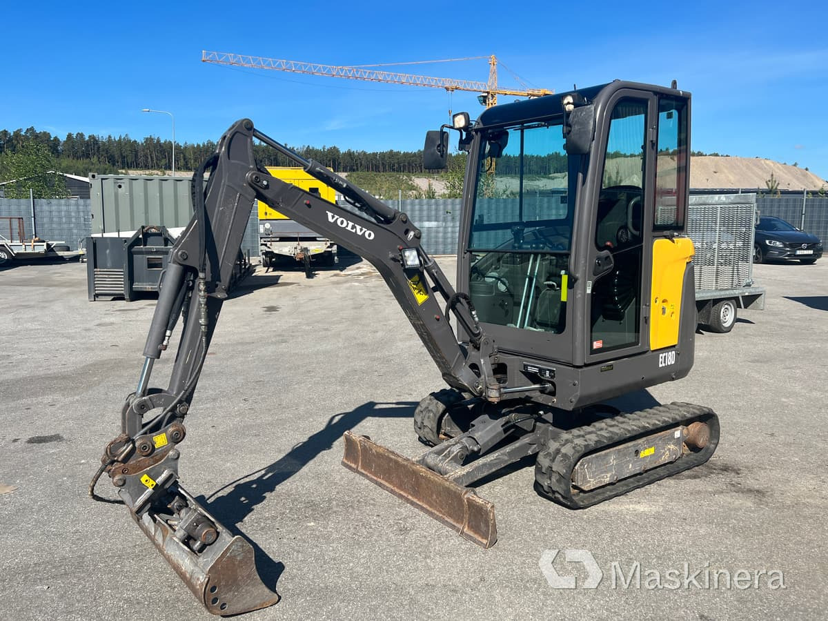 Grävmaskin Volvo EC18D med maskintrailer och redskap - Ekskavator me zinxhirë: foto 2 Grävmaskin Volvo EC18D med maskintrailer och redskap - Ekskavator me zinxhirë: foto 2