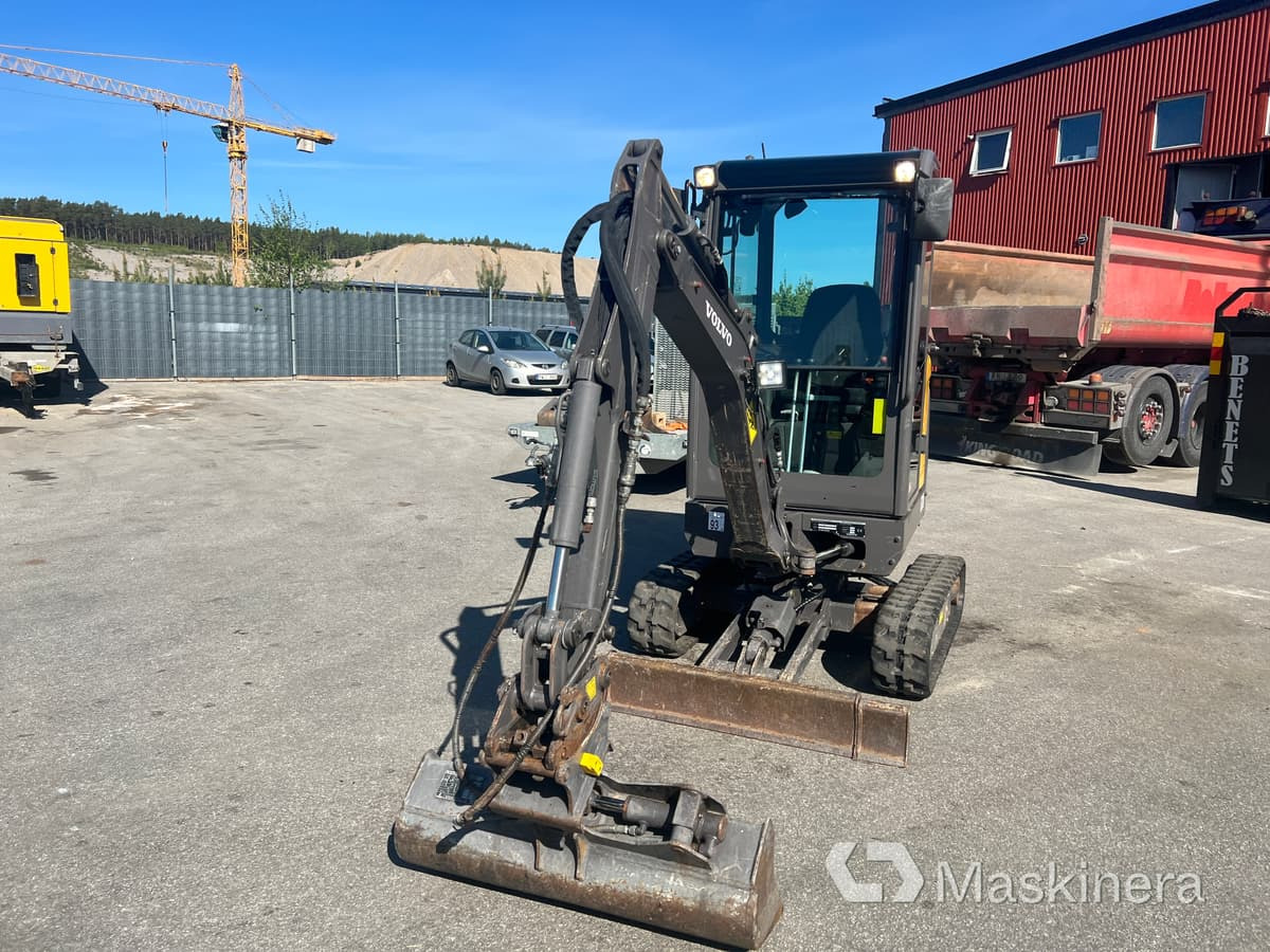 Grävmaskin Volvo EC18D med maskintrailer och redskap - Ekskavator me zinxhirë: foto 3 Grävmaskin Volvo EC18D med maskintrailer och redskap - Ekskavator me zinxhirë: foto 3