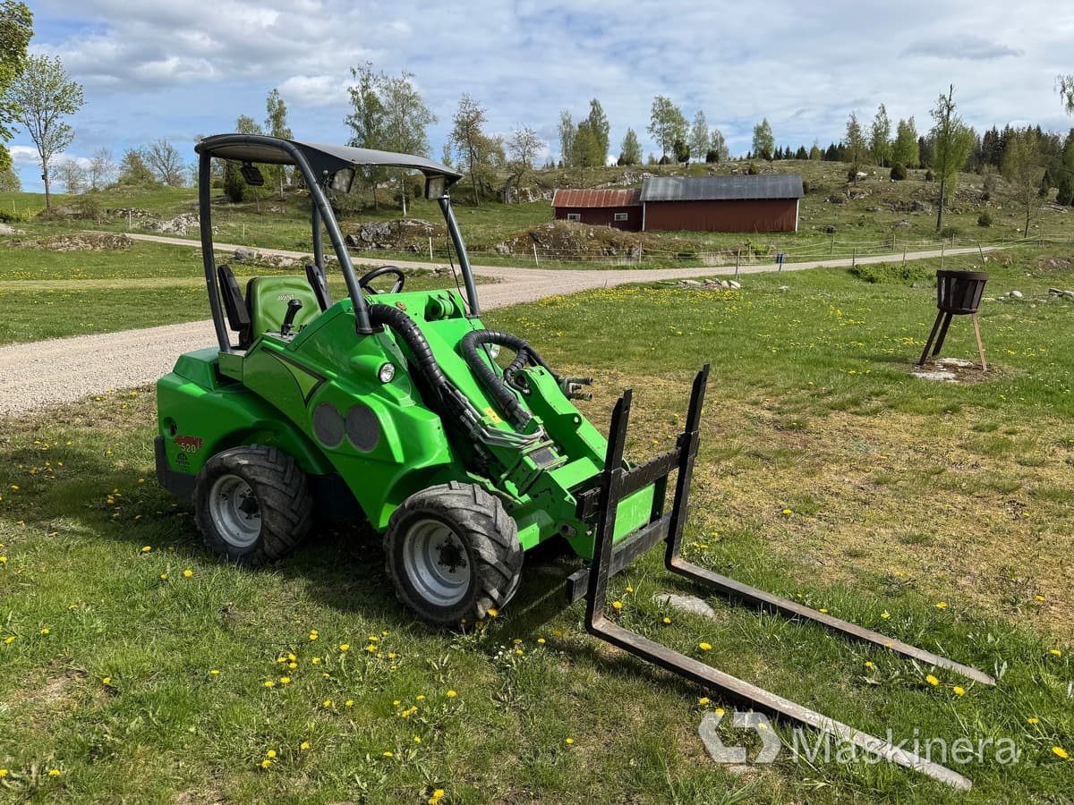 Kompaktlastare Avant 520 med pallgafflar - Ngarkues i artikuluar: foto 1 Kompaktlastare Avant 520 med pallgafflar - Ngarkues i artikuluar: foto 1