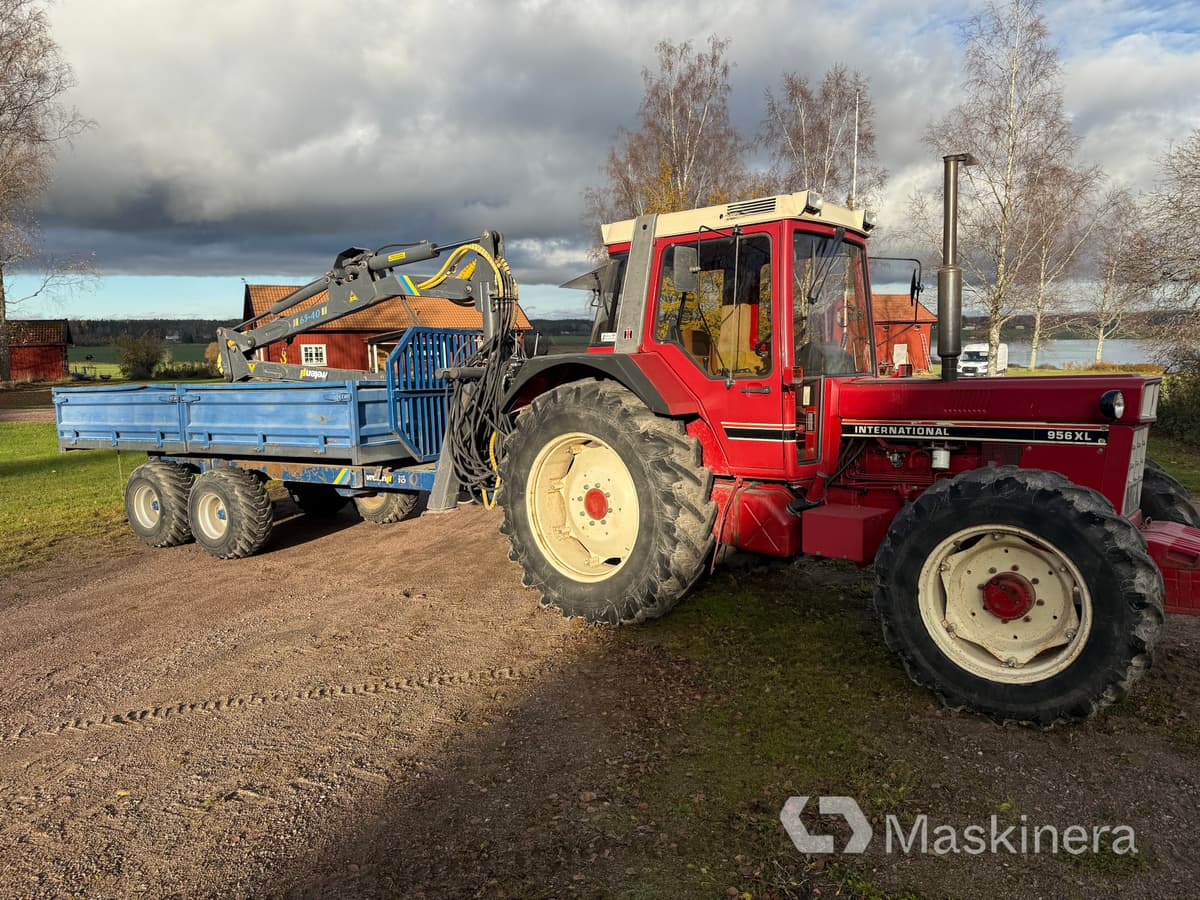 Traktor International 956 AXL med skogsvagn och kran - Traktor: foto 1 Traktor International 956 AXL med skogsvagn och kran - Traktor: foto 1
