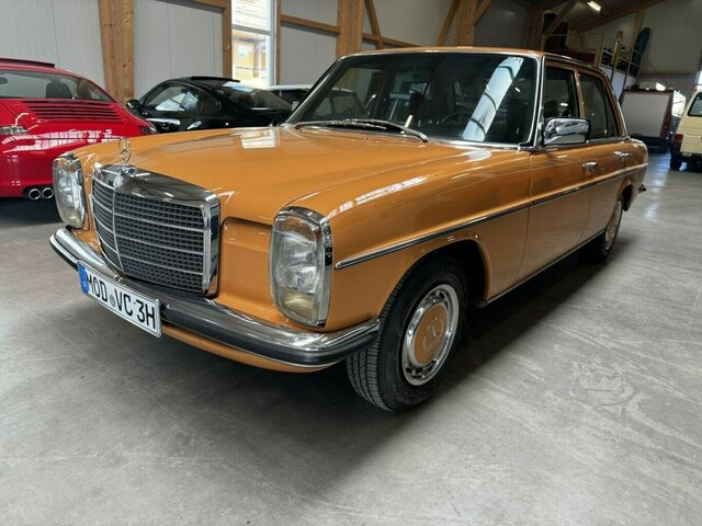 MERCEDES-BENZ 200 D/8 W115 - Sedan: foto 1 MERCEDES-BENZ 200 D/8 W115 - Sedan: foto 1