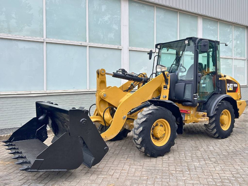 Cat 906 M 2016 - Fadrom me goma: foto 1 Cat 906 M 2016 - Fadrom me goma: foto 1