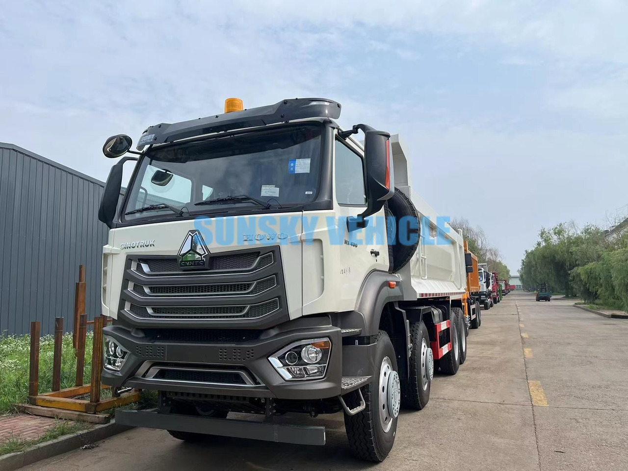 HOWO 8X4 dump truck - Kamion vetëshkarkues: foto 3 HOWO 8X4 dump truck - Kamion vetëshkarkues: foto 3