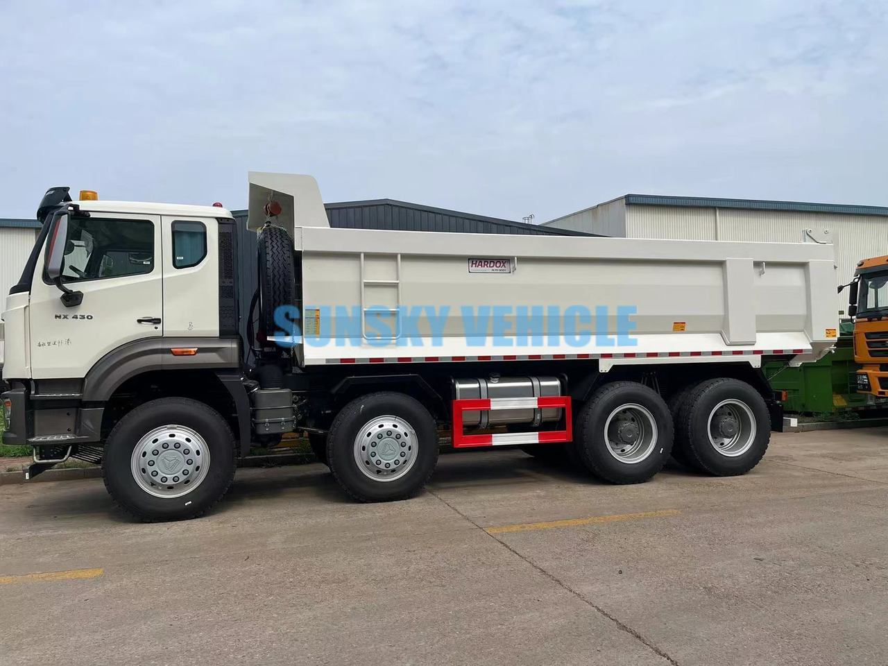 HOWO 8X4 dump truck - Kamion vetëshkarkues: foto 1 HOWO 8X4 dump truck - Kamion vetëshkarkues: foto 1