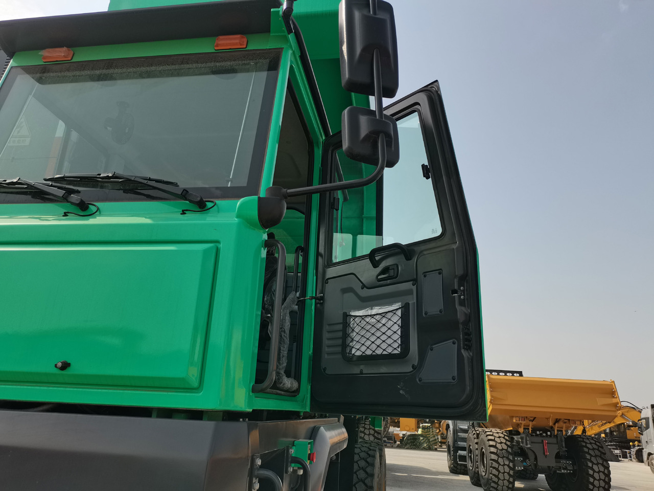 Shkarkues XCMG Official Used Dump Trucks 6x4 XDR80TE 72 Ton China Tipper Trucks For Sale: foto 14