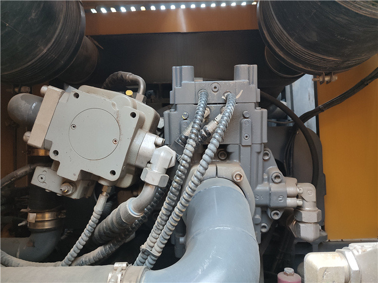 XCMG Official Xe400e Second Hand Hydraulic Rotary Piling Rig Used Rotary Table Drilling Rig - Ngulës pilotash: foto 5 XCMG Official Xe400e Second Hand Hydraulic Rotary Piling Rig Used Rotary Table Drilling Rig - Ngulës pilotash: foto 5