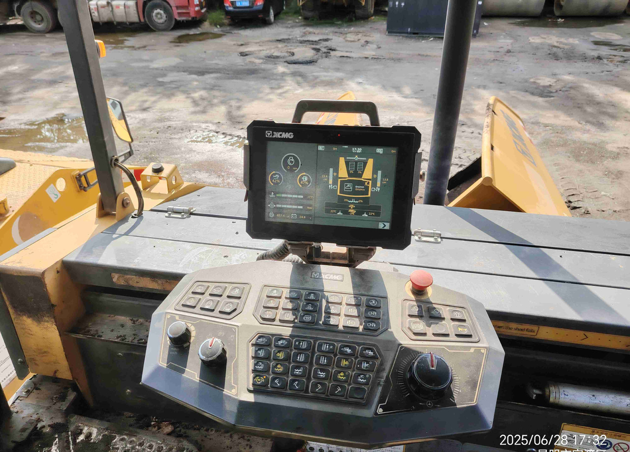 XCMG RP905HDIV used hydraulic mobile asphalt paver - Shtrues asfalti: foto 4 XCMG RP905HDIV used hydraulic mobile asphalt paver - Shtrues asfalti: foto 4