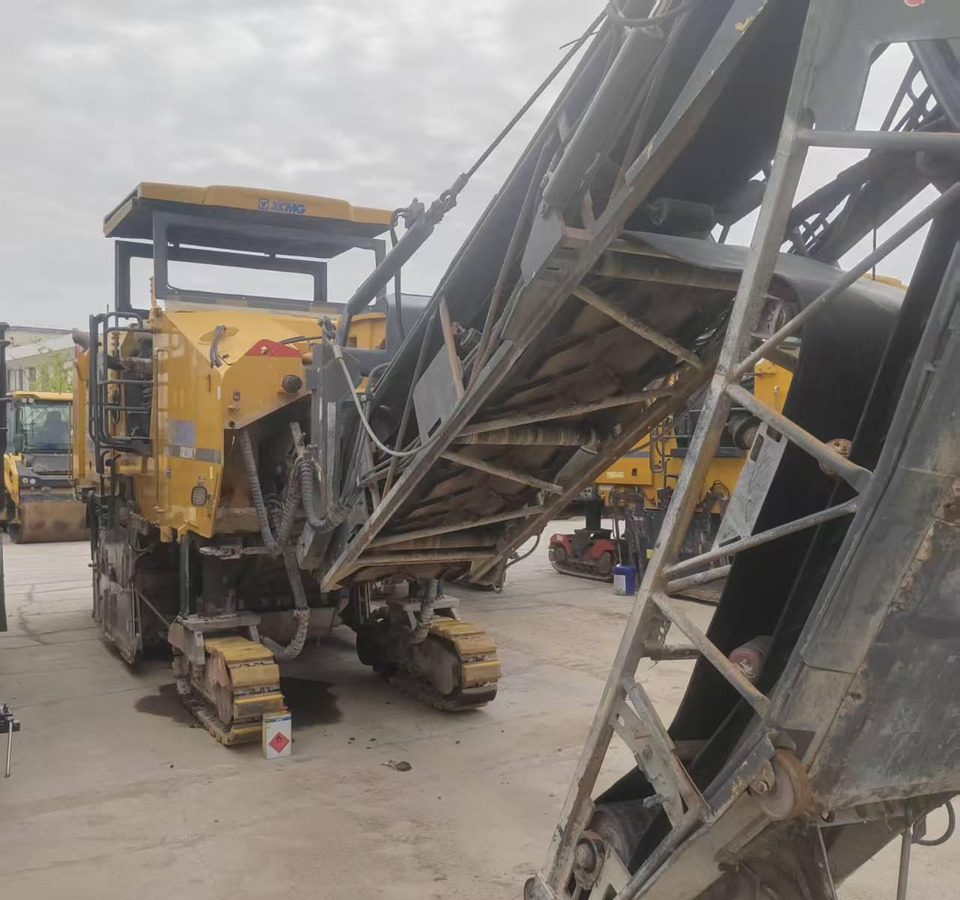 XCMG certified used cold milling planer machine XM200KⅡfor sale - Frezë asfalti: foto 5 XCMG certified used cold milling planer machine XM200KⅡfor sale - Frezë asfalti: foto 5