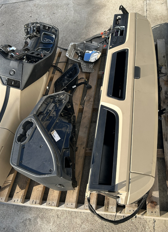 MERCEDES-BENZ KOMPLETNA PRZEKŁADKA WNĘTRZA - DESKA KONSOLA DO ANGLIKA MERCEDES ACTROS MP4 L STREAM SPACE - Kabinë: foto 3 MERCEDES-BENZ KOMPLETNA PRZEKŁADKA WNĘTRZA - DESKA KONSOLA DO ANGLIKA MERCEDES ACTROS MP4 L STREAM SPACE - Kabinë: foto 3