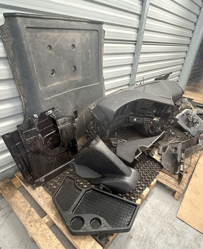 MERCEDES-BENZ KOMPLETNA PRZEKŁADKA WNĘTRZA - DESKA KONSOLA DO ANGLIKA MERCEDES AROCS MP4 - Kabinë: foto 4 MERCEDES-BENZ KOMPLETNA PRZEKŁADKA WNĘTRZA - DESKA KONSOLA DO ANGLIKA MERCEDES AROCS MP4 - Kabinë: foto 4