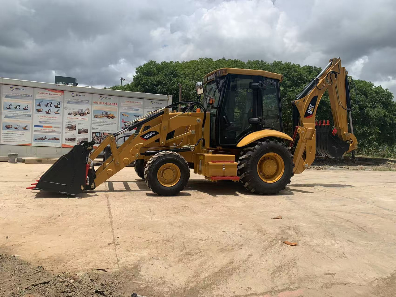 Caterpillar 420F, 420F2 Backhoe Loader with Telescopic Boom - Fadromë me shkarkim nga prapa: foto 1 Caterpillar 420F, 420F2 Backhoe Loader with Telescopic Boom - Fadromë me shkarkim nga prapa: foto 1