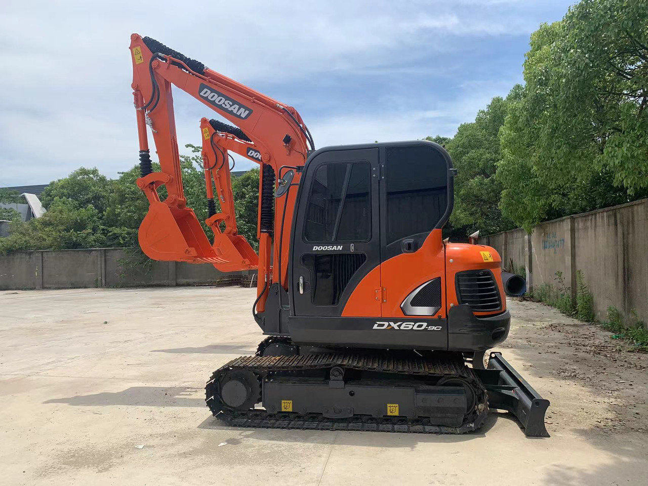 DOOSAN DX60 Good price 6 ton Small Excavator - Ekskavator me zinxhirë: foto 1 DOOSAN DX60 Good price 6 ton Small Excavator - Ekskavator me zinxhirë: foto 1