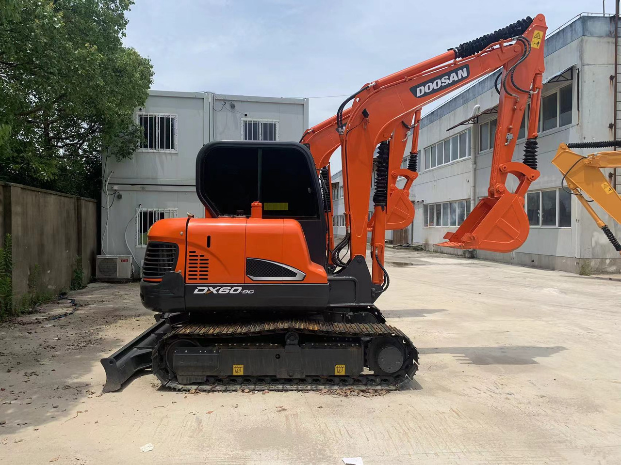 DOOSAN DX60 Good price 6 ton Small Excavator - Ekskavator me zinxhirë: foto 4 DOOSAN DX60 Good price 6 ton Small Excavator - Ekskavator me zinxhirë: foto 4