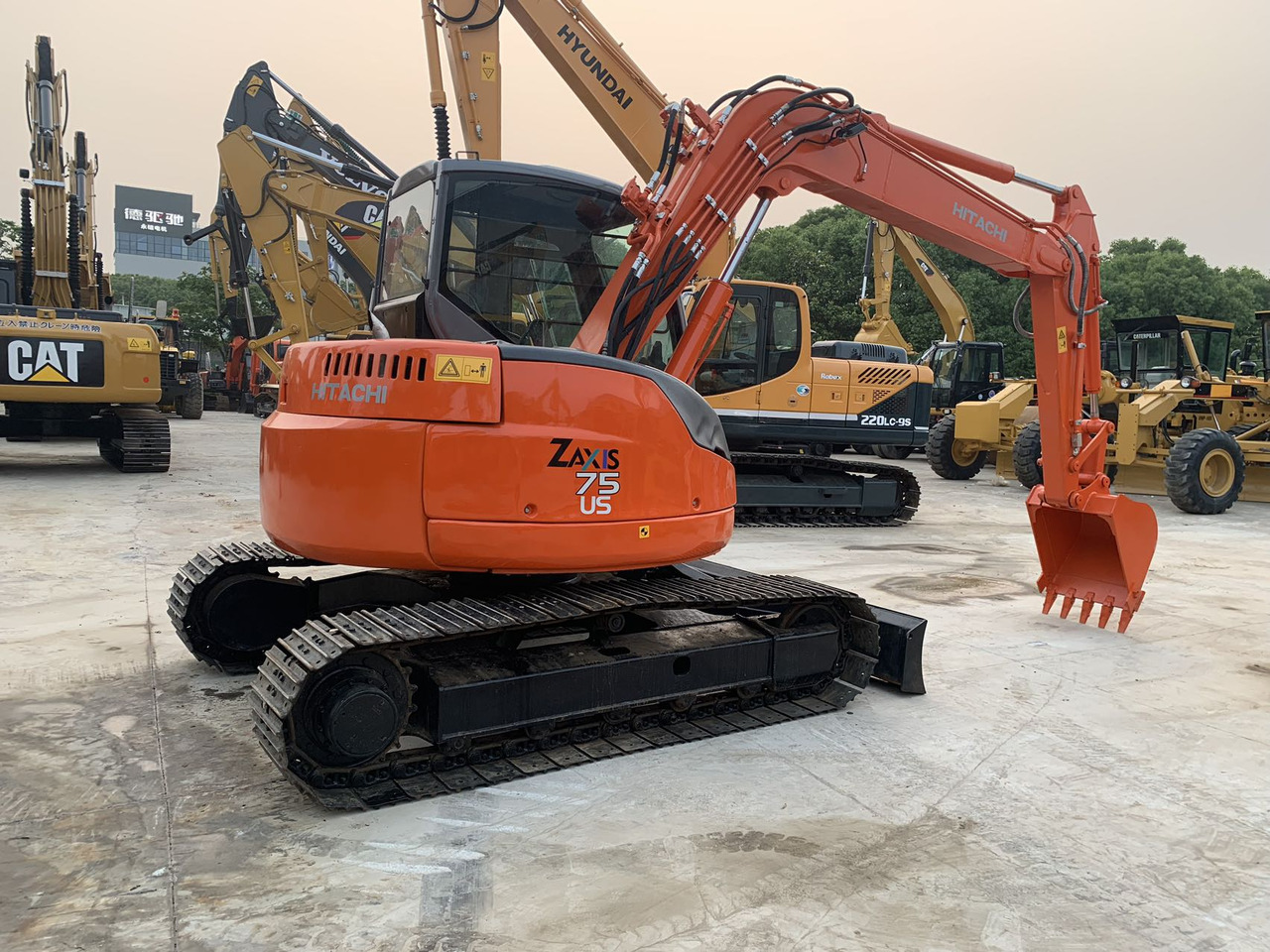 Hitachi Tracked Excavator ZX75 with Blade Dozer - Ekskavator me zinxhirë: foto 1 Hitachi Tracked Excavator ZX75 with Blade Dozer - Ekskavator me zinxhirë: foto 1