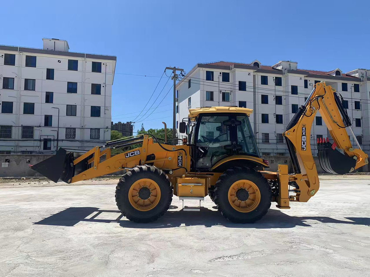 JCB Backhoe Loader 4CX, 4DX Good Price on Sale - Fadromë me shkarkim nga prapa: foto 1 JCB Backhoe Loader 4CX, 4DX Good Price on Sale - Fadromë me shkarkim nga prapa: foto 1