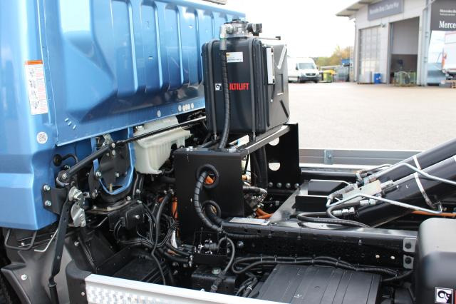 Interior photo 1: Kamion vetëngarkues FUSO 9C18E
