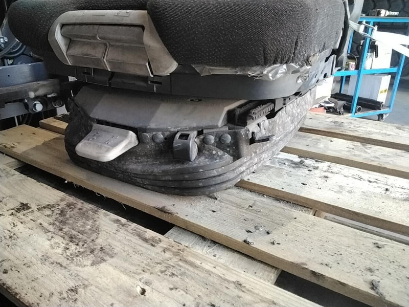 Liebherr Operators Seat - Ndenjësja: foto 1 Liebherr Operators Seat - Ndenjësja: foto 1