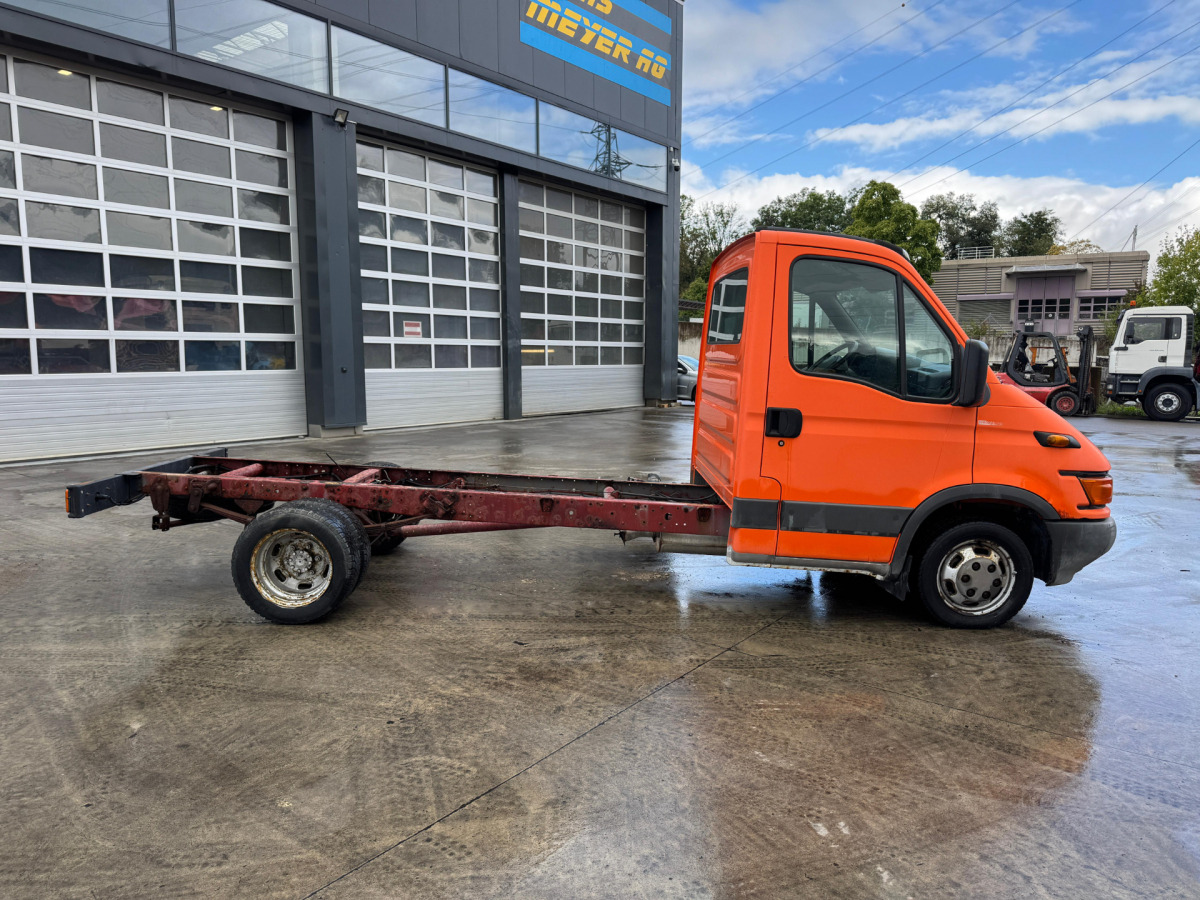 IVECO 35C12 4x2 - Kamion kabinë-shasi: foto 3 IVECO 35C12 4x2 - Kamion kabinë-shasi: foto 3