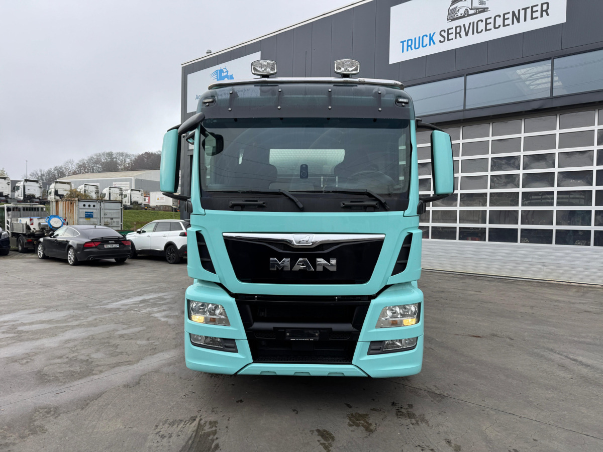 MAN TGS 26.440 6x2 Isoliert Milchtank 3 Kammern - Autobot: foto 2 MAN TGS 26.440 6x2 Isoliert Milchtank 3 Kammern - Autobot: foto 2