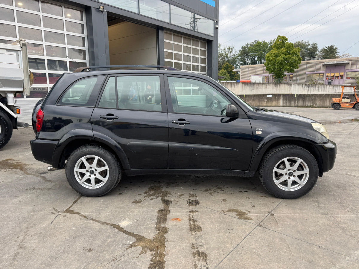TOYOTA RAV4 2.0 4x4 - Veturë: foto 3 TOYOTA RAV4 2.0 4x4 - Veturë: foto 3