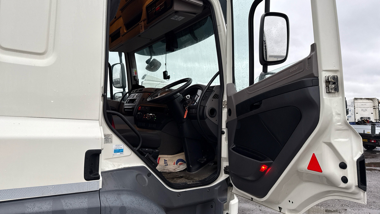 DAF CF 260 - Kamion me tendë: foto 5 DAF CF 260 - Kamion me tendë: foto 5
