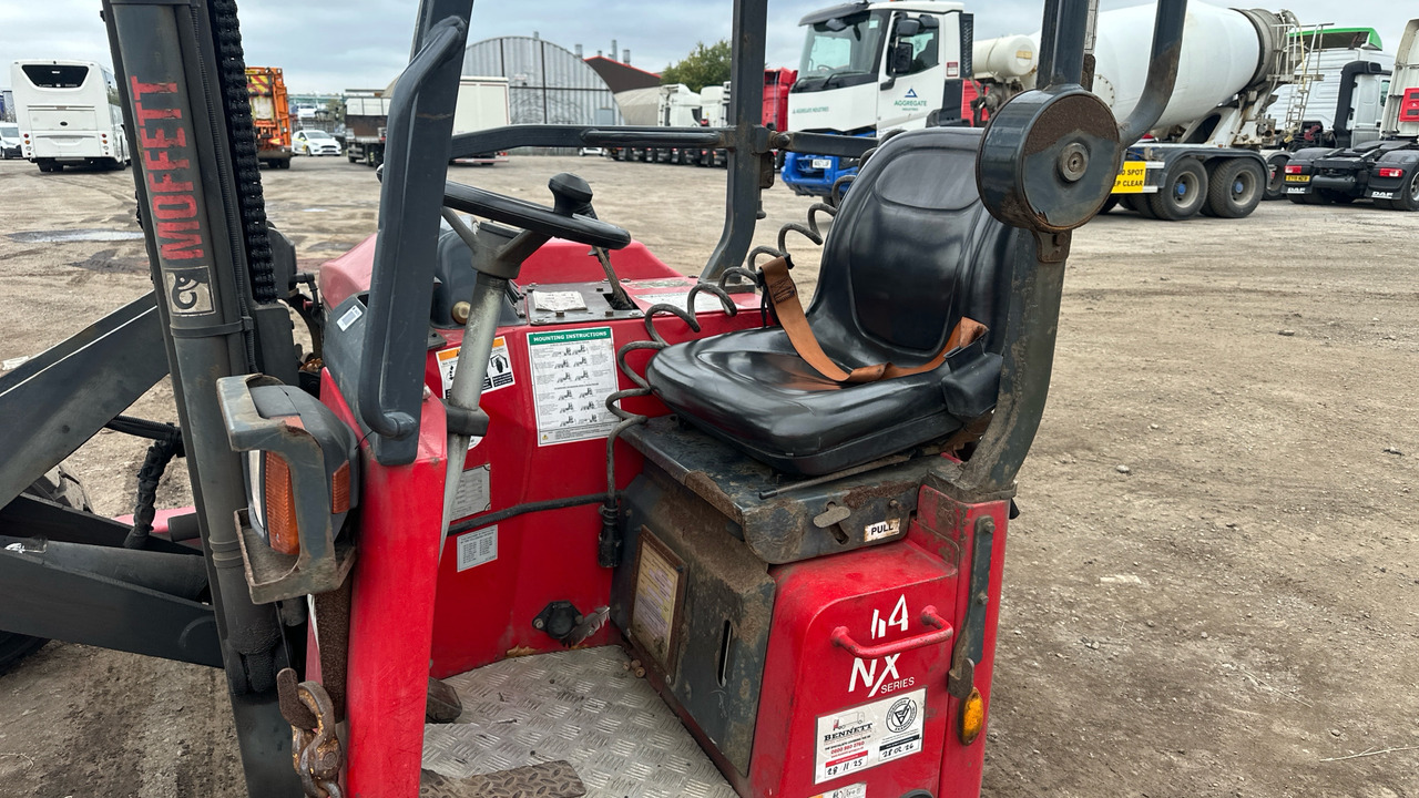 MOFFETT M4 20.3 - Pirun i montuar në kamion: foto 5 MOFFETT M4 20.3 - Pirun i montuar në kamion: foto 5