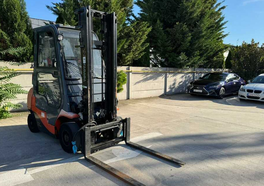 Toyota 7FGF25 - Pirun më gaz: foto 4 Toyota 7FGF25 - Pirun më gaz: foto 4