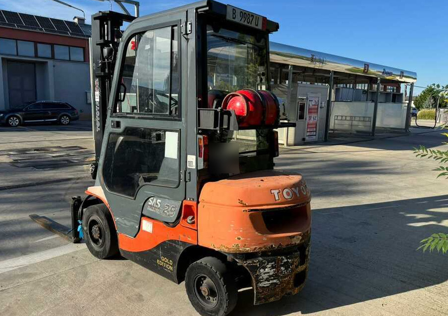 Toyota 7FGF25 - Pirun më gaz: foto 2 Toyota 7FGF25 - Pirun më gaz: foto 2