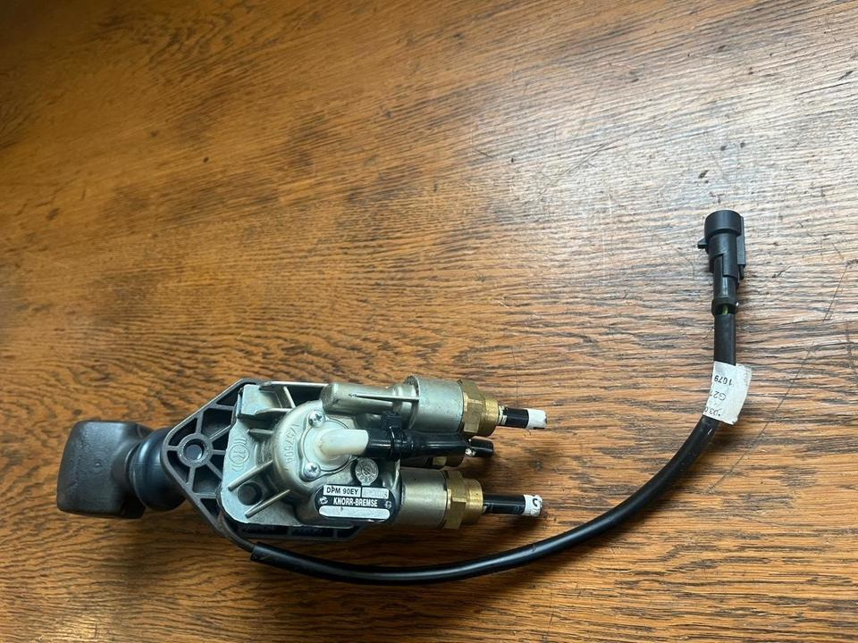 IVECO Stralis KNORR-BREMSE Bremsventil Handbremsventil DPM90EY - Valvul frenave për Kamioni: foto 3 IVECO Stralis KNORR-BREMSE Bremsventil Handbremsventil DPM90EY - Valvul frenave për Kamioni: foto 3