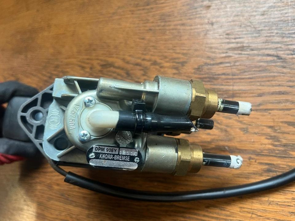 IVECO Stralis KNORR-BREMSE Bremsventil Handbremsventil DPM90EY - Valvul frenave për Kamioni: foto 2 IVECO Stralis KNORR-BREMSE Bremsventil Handbremsventil DPM90EY - Valvul frenave për Kamioni: foto 2