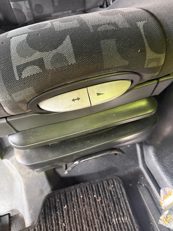 Mercedes Atego 3 Beifahrersitz mit Luft - Ndenjësja për Kamioni: foto 5 Mercedes Atego 3 Beifahrersitz mit Luft - Ndenjësja për Kamioni: foto 5
