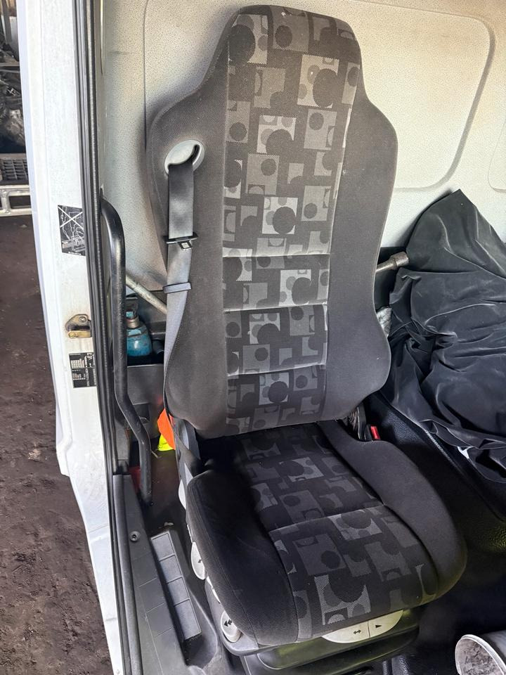 Mercedes Atego 3 Beifahrersitz mit Luft - Ndenjësja për Kamioni: foto 1 Mercedes Atego 3 Beifahrersitz mit Luft - Ndenjësja për Kamioni: foto 1