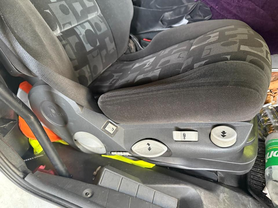 Mercedes Atego 3 Beifahrersitz mit Luft - Ndenjësja për Kamioni: foto 2 Mercedes Atego 3 Beifahrersitz mit Luft - Ndenjësja për Kamioni: foto 2