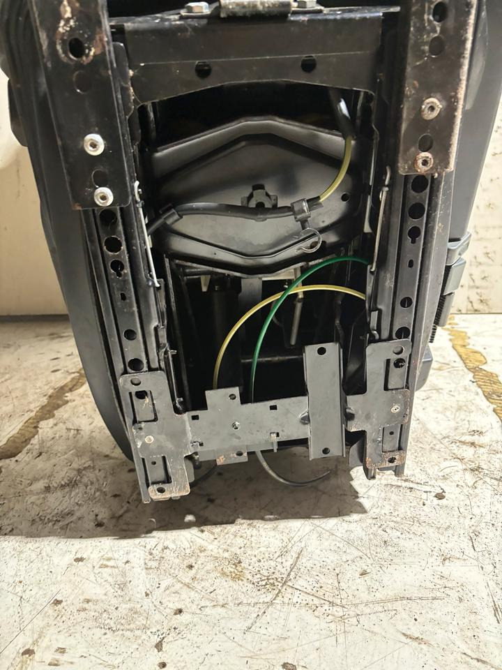 Mercedes-Benz Atego 2 Beifahrersitz mit Luft - Ndenjësja për Kamioni: foto 5 Mercedes-Benz Atego 2 Beifahrersitz mit Luft - Ndenjësja për Kamioni: foto 5